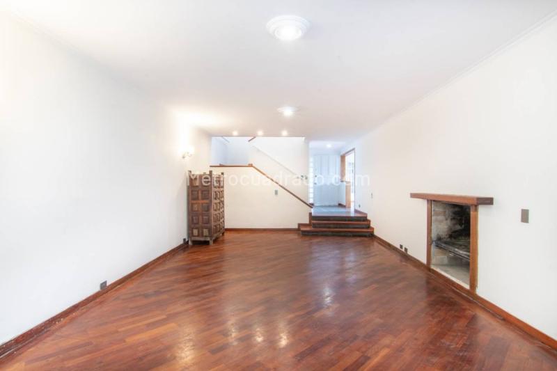 Stylish 4BR House with BBQ in El Tesoro - 9