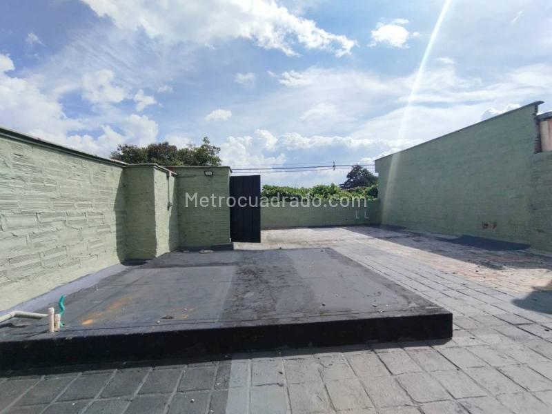 Commercial House with Terrace in Manila - 2