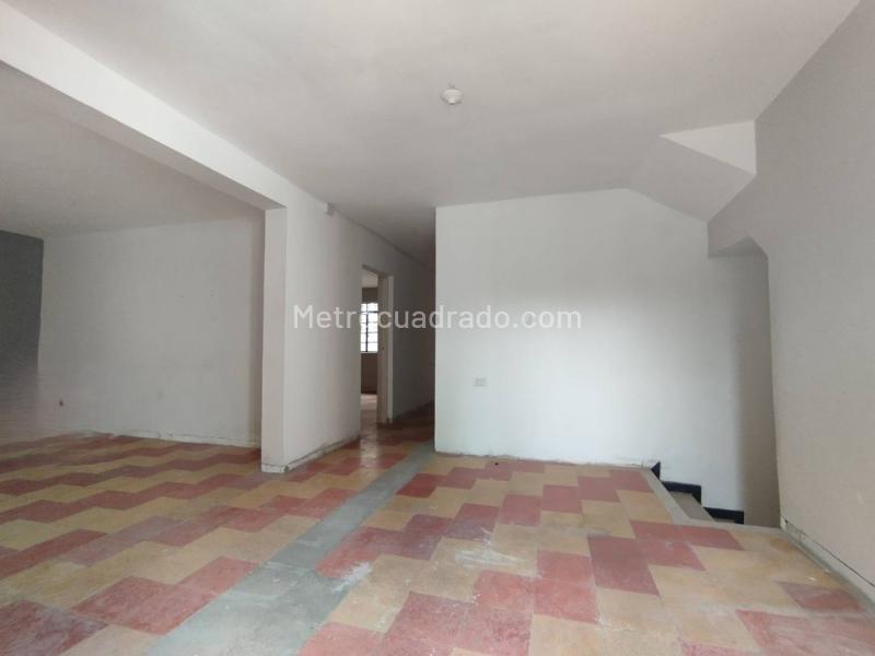 Commercial House with Terrace in Manila - 6