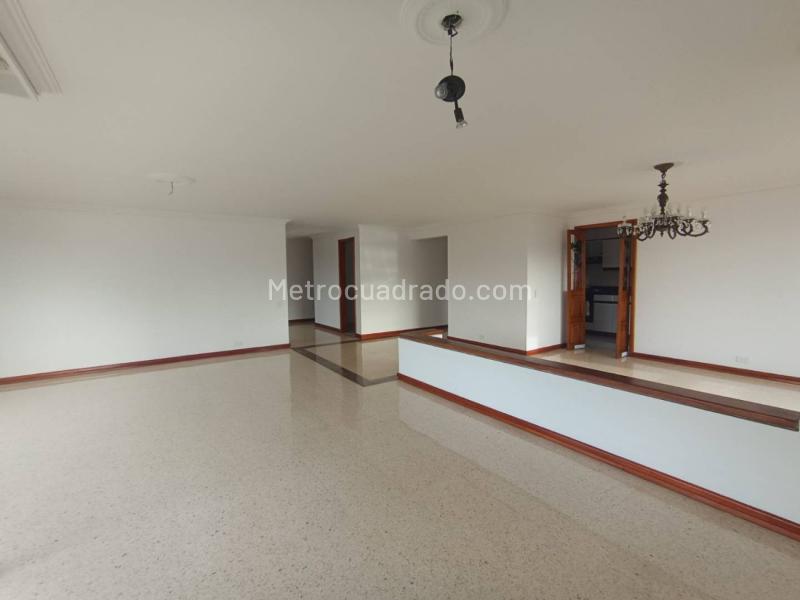 Apartamento Amplio de 3 Alcobas con Balcón Panorámico en Loma de los González - 3