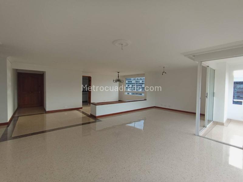 Apartamento Amplio de 3 Alcobas con Balcón Panorámico en Loma de los González - 4