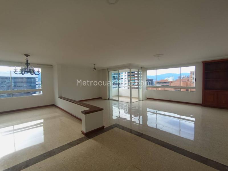 Apartamento Amplio de 3 Alcobas con Balcón Panorámico en Loma de los González - 5