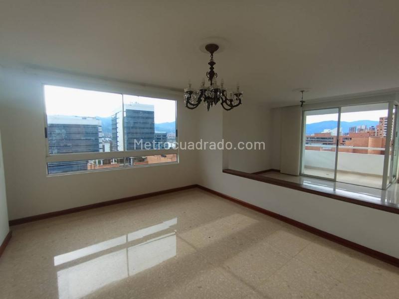 Apartamento Amplio de 3 Alcobas con Balcón Panorámico en Loma de los González - 6