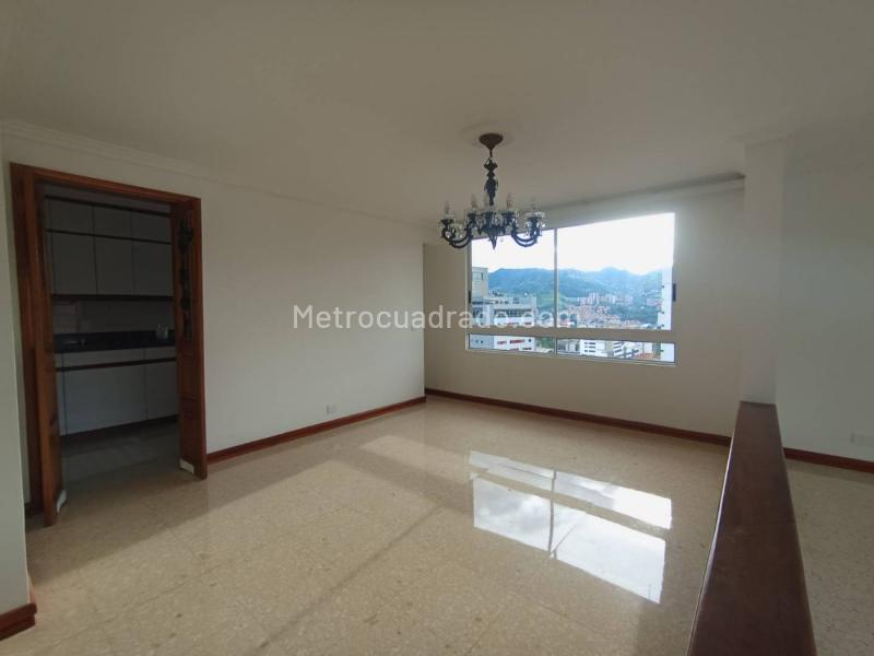 Apartamento Amplio de 3 Alcobas con Balcón Panorámico en Loma de los González - 7