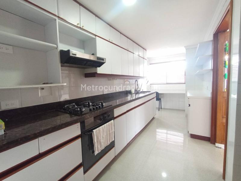 Apartamento Amplio de 3 Alcobas con Balcón Panorámico en Loma de los González - 9