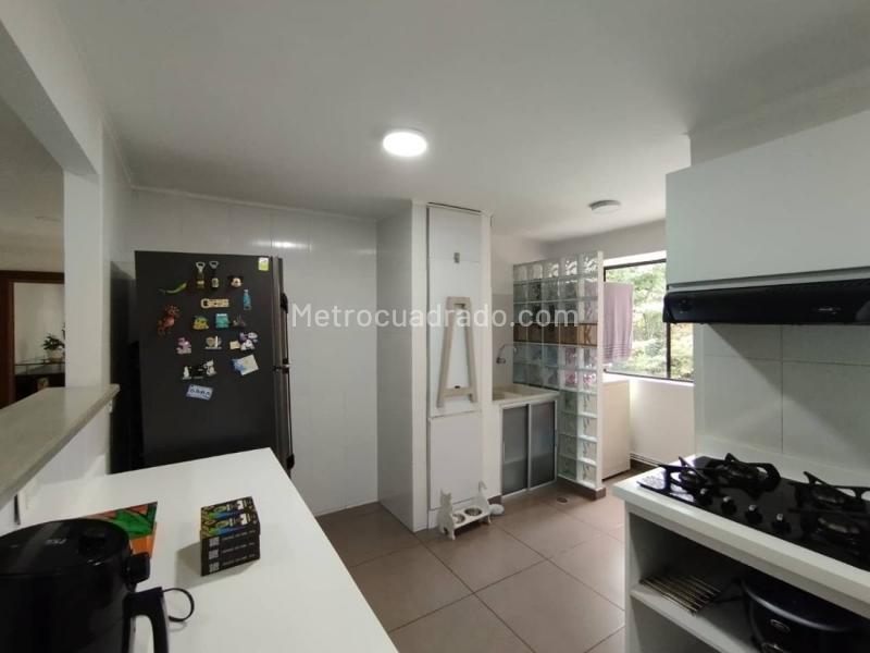 Apartamento Amplio de 3 Alcobas en Las Lomas 1 - 9