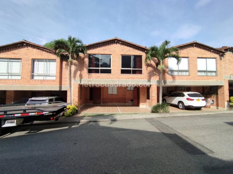 Modern 3BR House near El Tesoro