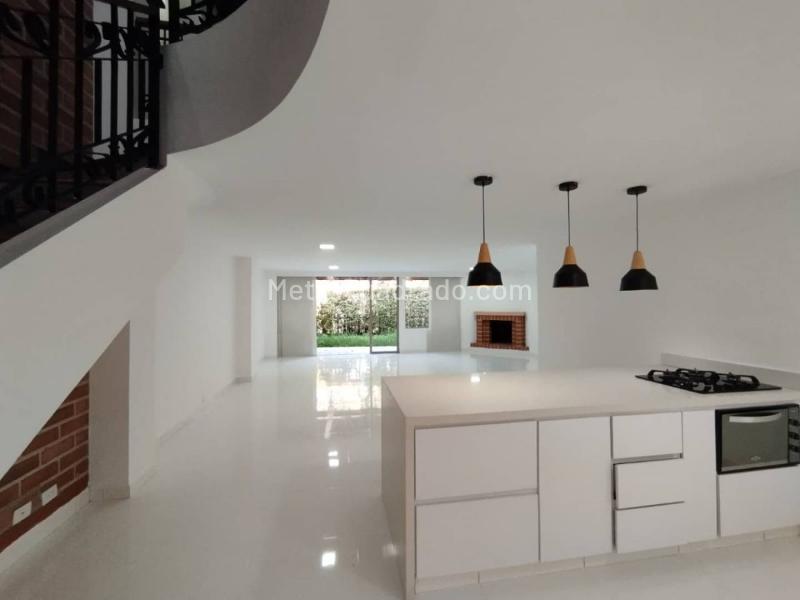 Casa Moderna de 3 Alcobas cerca a El Tesoro - 2