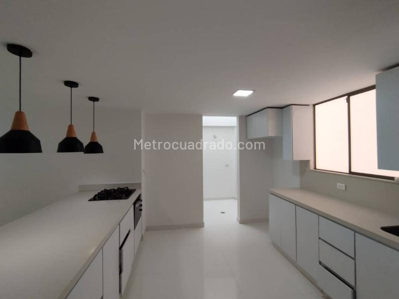 Casa Moderna de 3 Alcobas cerca a El Tesoro - 3