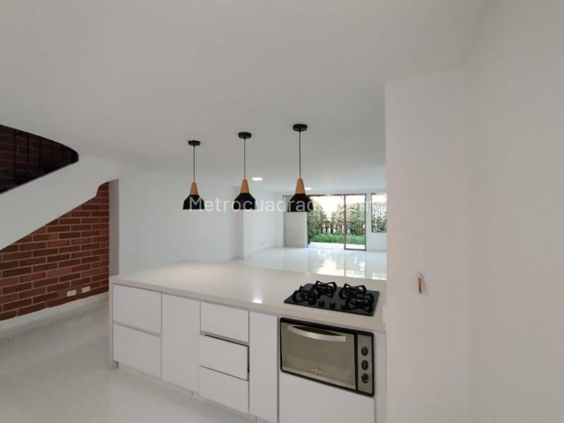 Casa Moderna de 3 Alcobas cerca a El Tesoro - 4