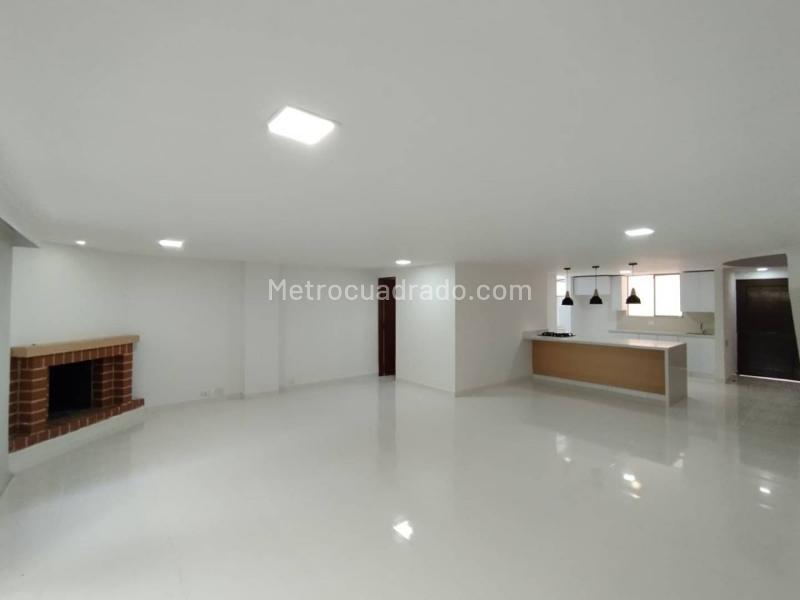 Casa Moderna de 3 Alcobas cerca a El Tesoro - 6