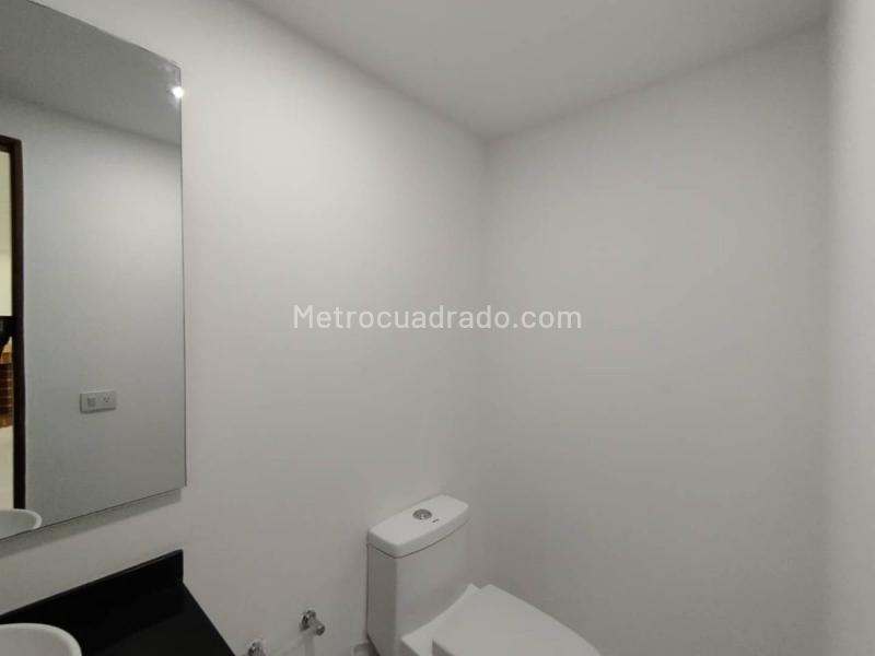 Casa Moderna de 3 Alcobas cerca a El Tesoro - 9