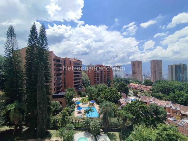 Luxury 4BR Apartment with Jacuzzi in Los Balsos