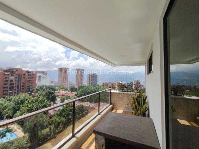 Luxury 4BR Apartment with Jacuzzi in Los Balsos - 3