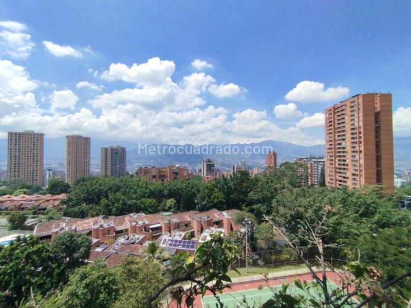 Luxury 4BR Apartment with Jacuzzi in Los Balsos - 4