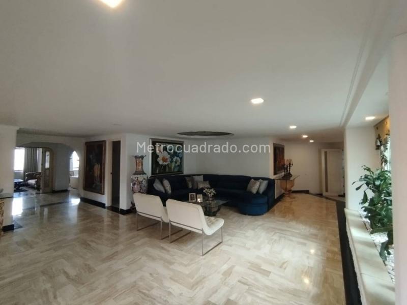 Luxury 4BR Apartment with Jacuzzi in Los Balsos - 5