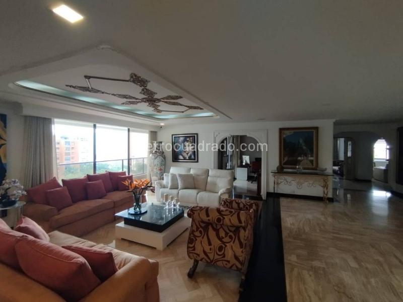 Luxury 4BR Apartment with Jacuzzi in Los Balsos - 6