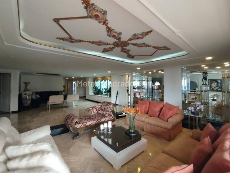 Luxury 4BR Apartment with Jacuzzi in Los Balsos - 7