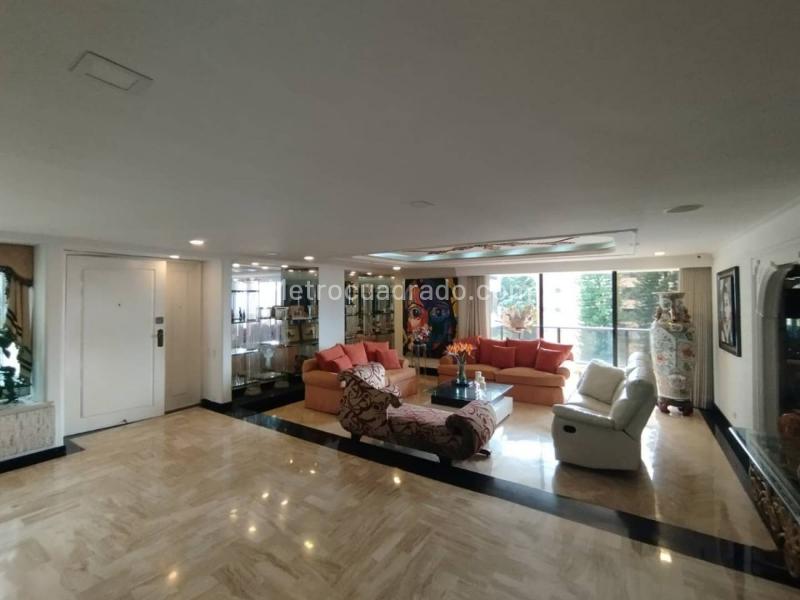 Luxury 4BR Apartment with Jacuzzi in Los Balsos - 8