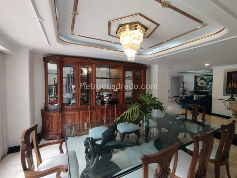 Luxury 4BR Apartment with Jacuzzi in Los Balsos - 9