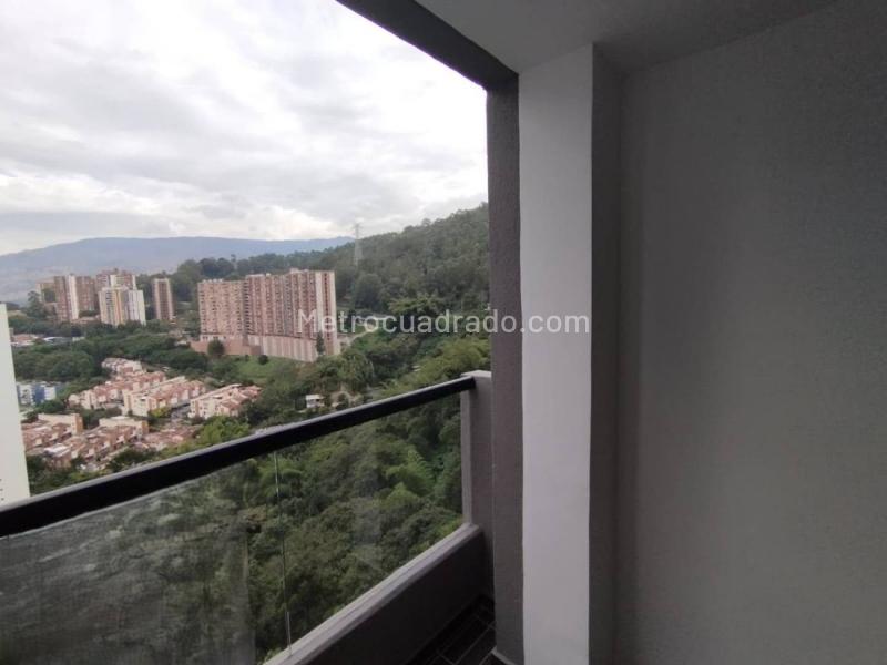 Apartamento Nuevo de 2 Alcobas en El Poblado con 3 Baños y Balcón Panorámico - 2