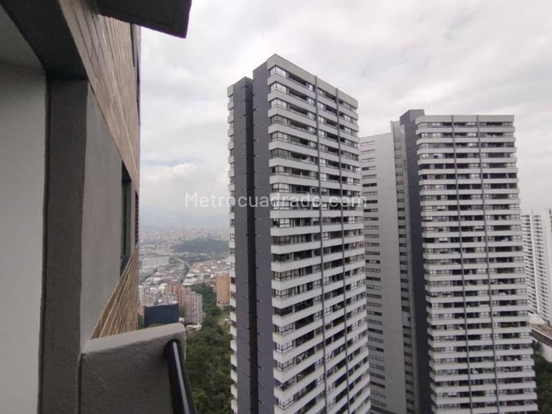 Apartamento Nuevo de 2 Alcobas en El Poblado con 3 Baños y Balcón Panorámico - 3