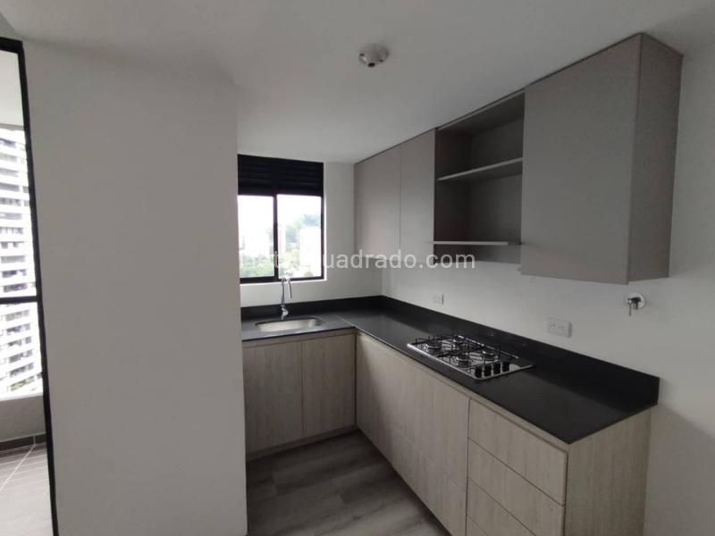 Apartamento Nuevo de 2 Alcobas en El Poblado con 3 Baños y Balcón Panorámico - 8