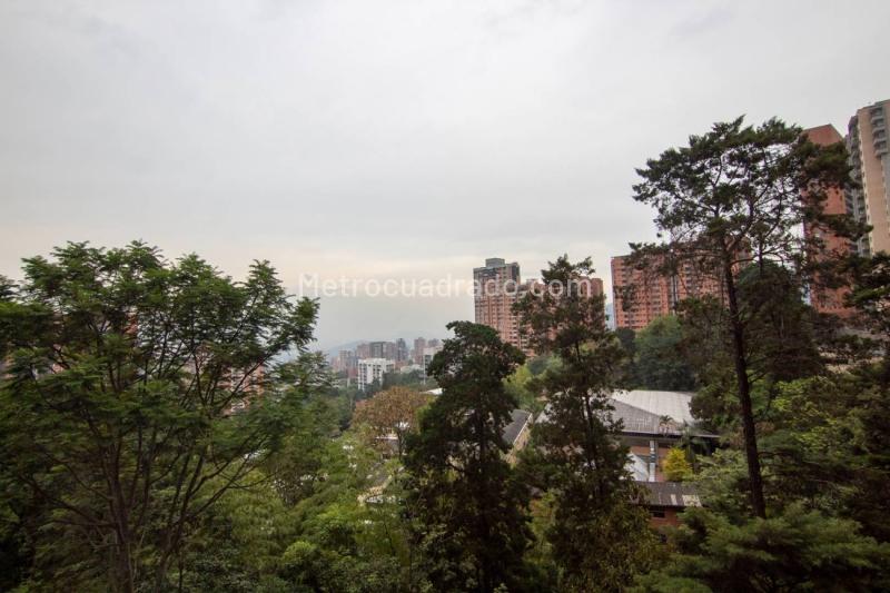 Elegant 2BR Apartment with Amenities in Los Balsos - 2