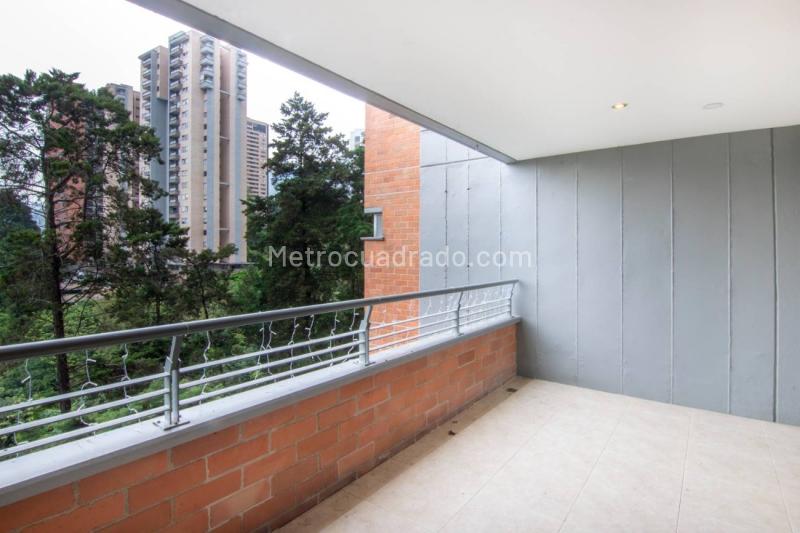 Elegant 2BR Apartment with Amenities in Los Balsos - 3