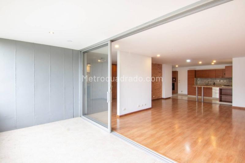 Elegant 2BR Apartment with Amenities in Los Balsos - 4