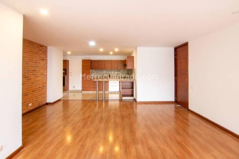 Elegant 2BR Apartment with Amenities in Los Balsos - 5