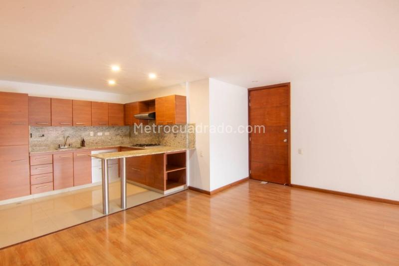 Elegant 2BR Apartment with Amenities in Los Balsos - 6