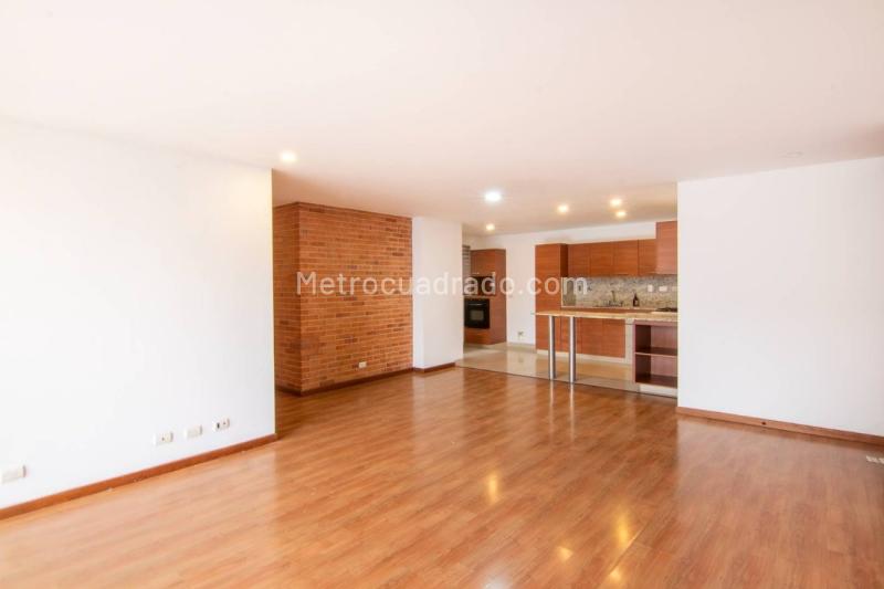 Elegant 2BR Apartment with Amenities in Los Balsos - 7