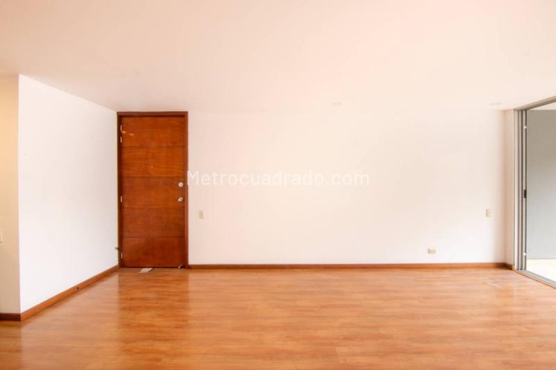 Elegant 2BR Apartment with Amenities in Los Balsos - 8