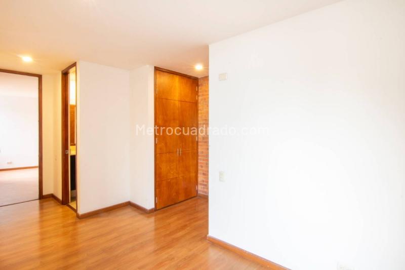 Elegant 2BR Apartment with Amenities in Los Balsos - 9