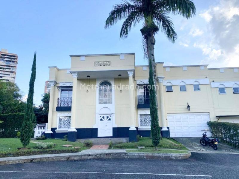 Casa Espectacular de 4 Alcobas con Jacuzzi en El Poblado