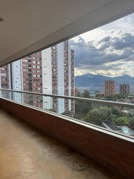 Apartamento Elegante de 3 Alcobas con Piscina en Los Balsos - 2