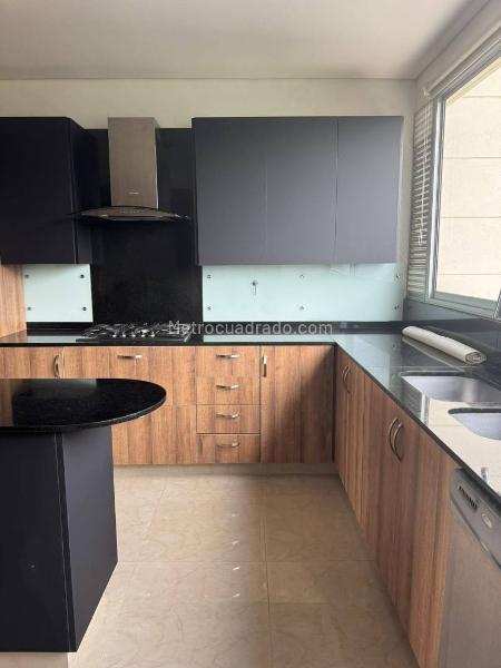 Apartamento Elegante de 3 Alcobas con Piscina en Los Balsos - 6