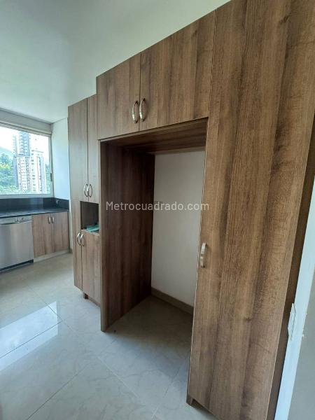 Apartamento Elegante de 3 Alcobas con Piscina en Los Balsos - 7
