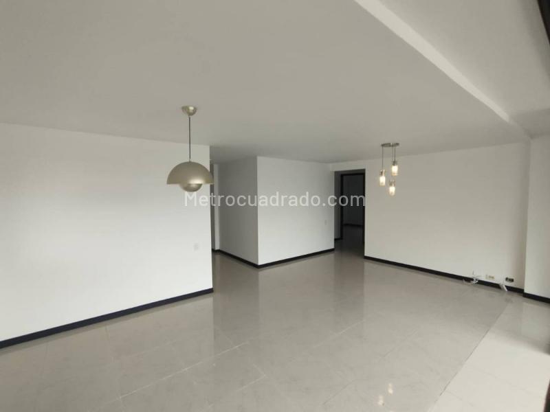 Apartamento Luminoso de 3 Alcobas con Amenidades en El Tesoro - 9