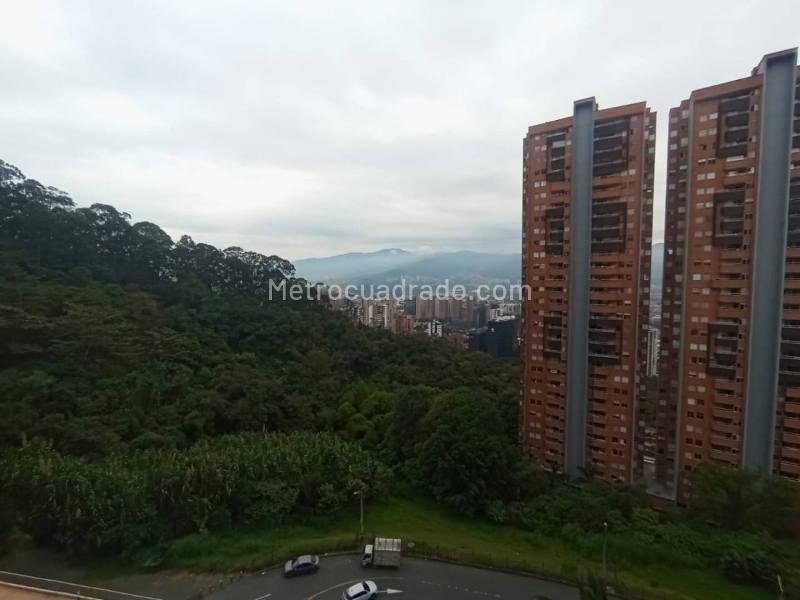 3BR Apartment with Balcony in Las Palmas, Medellín