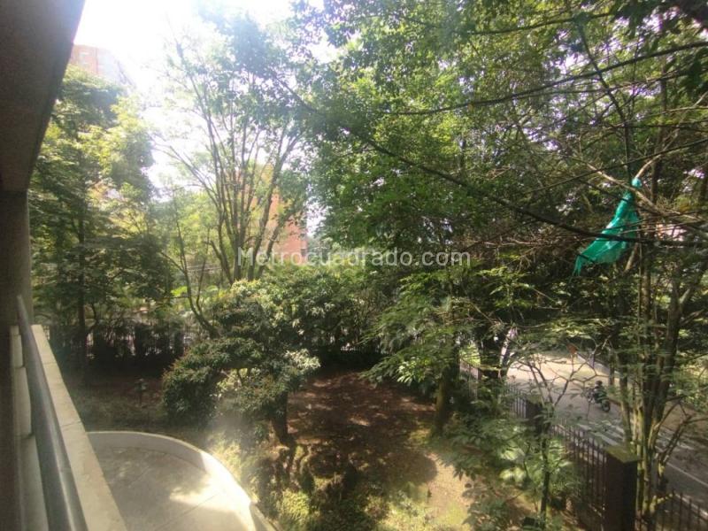 Apartamento Amoblado Luminoso de 3 Alcobas en Los Balsos - 2