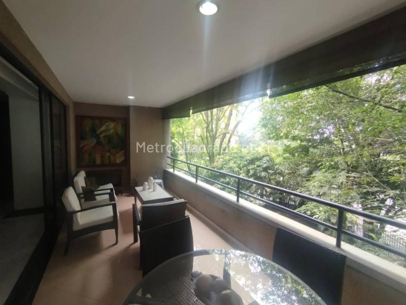 Apartamento Amoblado Luminoso de 3 Alcobas en Los Balsos - 3