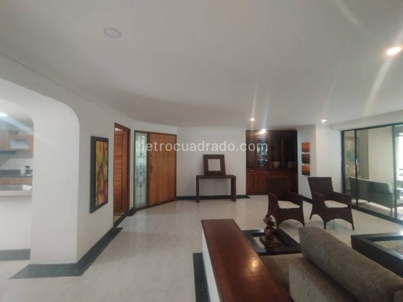 Apartamento Amoblado Luminoso de 3 Alcobas en Los Balsos - 5