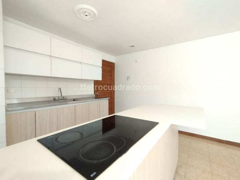 Apartamento Estiloso de 2 Alcobas con Terraza en La Concha - 4