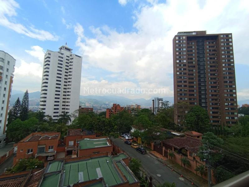 Apartamento cómodo de 3 alcobas con vista a la ciudad en Loma Campestre