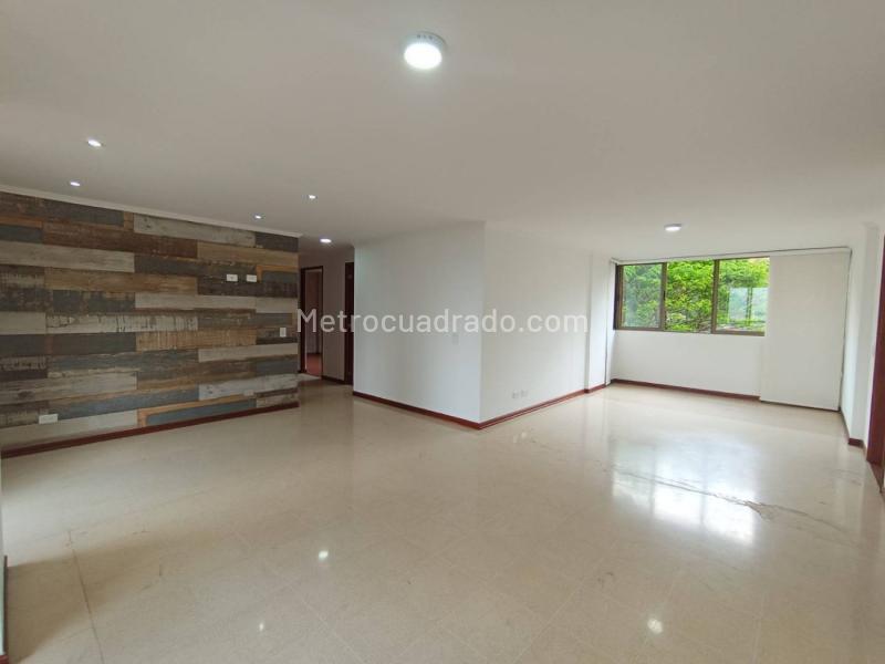 Comfortable 3BR Apartment with City View in Loma Del Campestre - 3