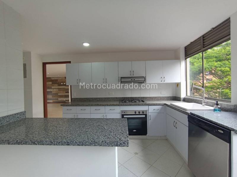 Comfortable 3BR Apartment with City View in Loma Del Campestre - 6
