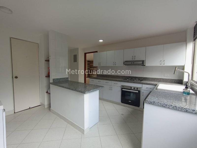 Comfortable 3BR Apartment with City View in Loma Del Campestre - 8