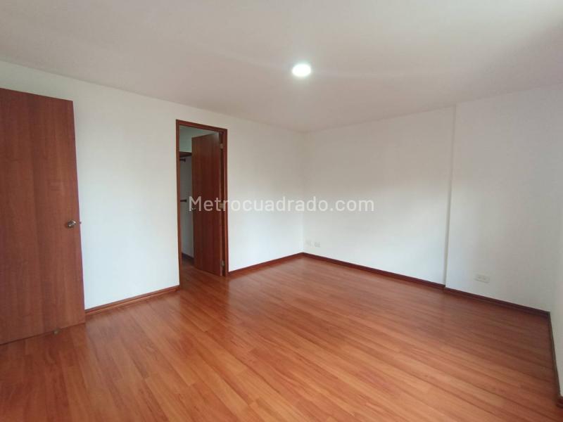 Comfortable 3BR Apartment with City View in Loma Del Campestre - 9